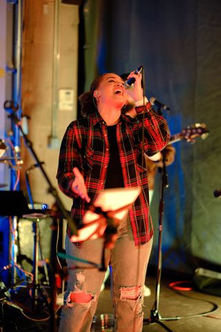 High Flying Heads features talented singers!